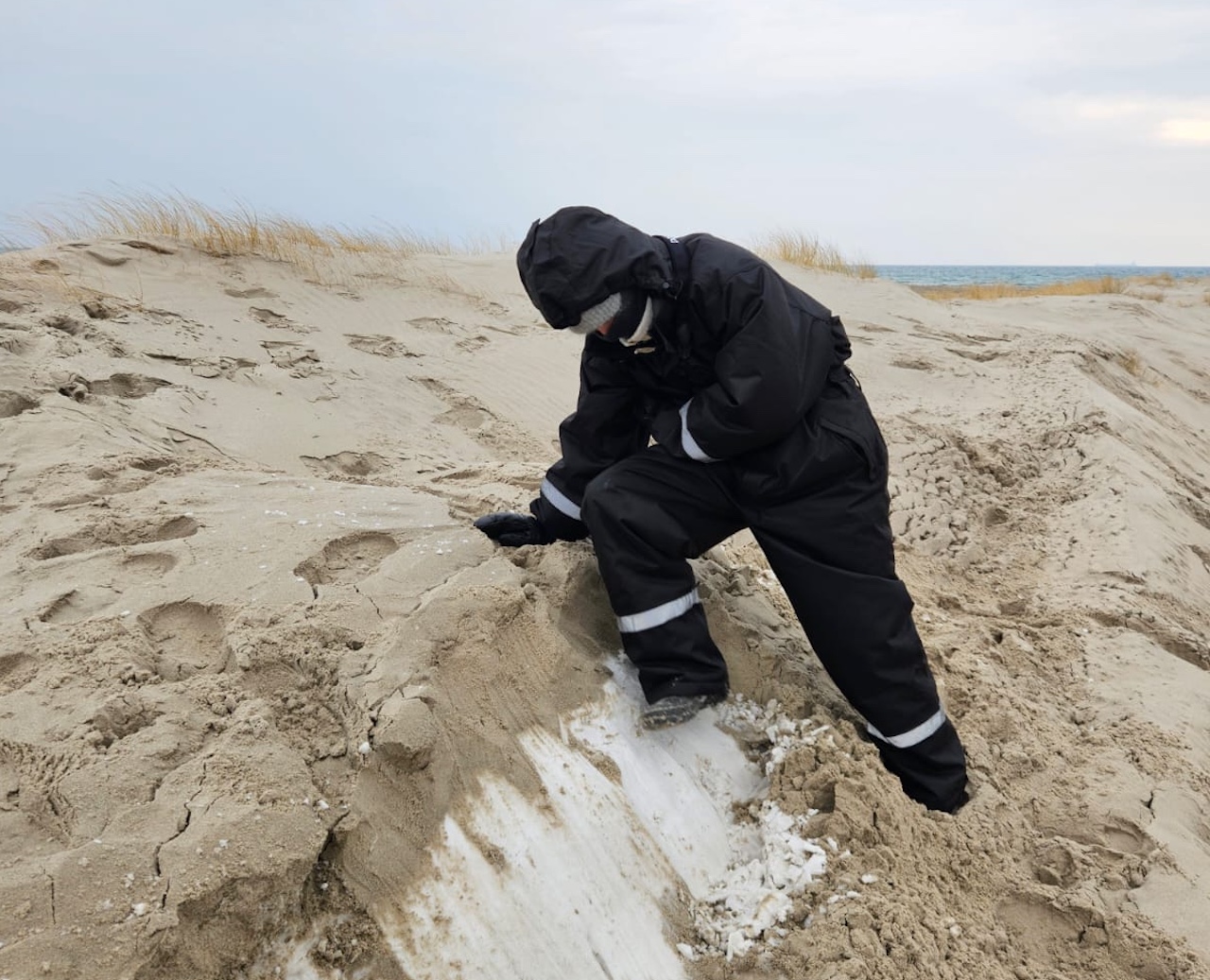 snow under sand dune 08 03 26