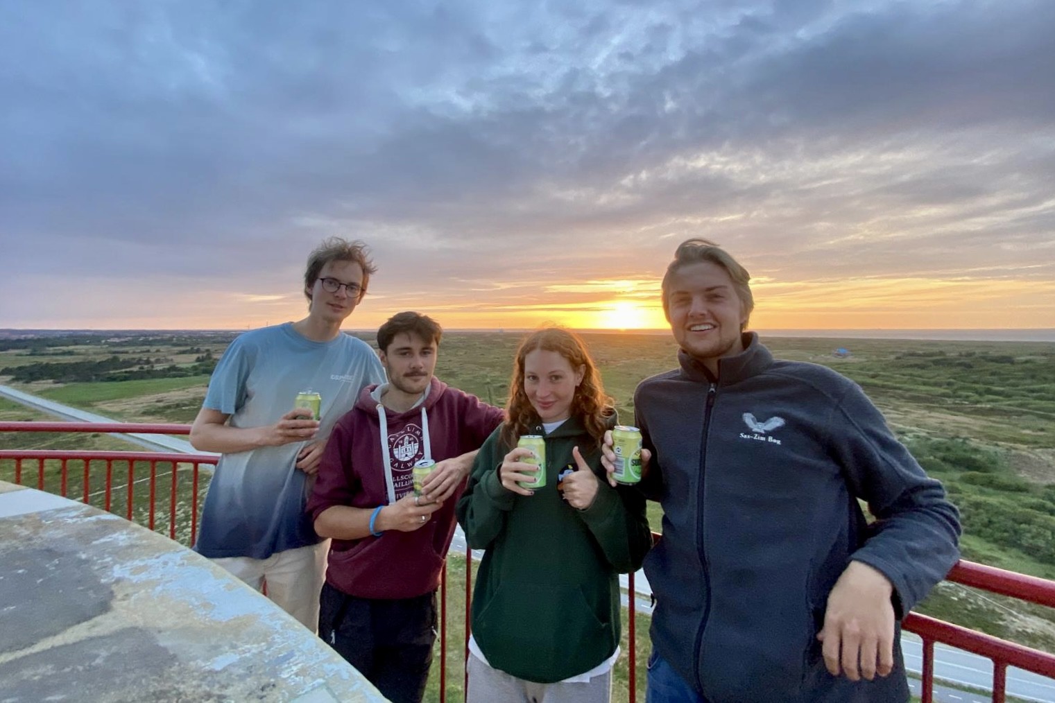 Ich Sean Isis Lucas 29062024 Skagen Leuchtturm Top Sonnenuntergang Bier